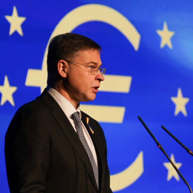 Домбровскис: Жизненоважно е България да не се разколебава по пътя към еврото