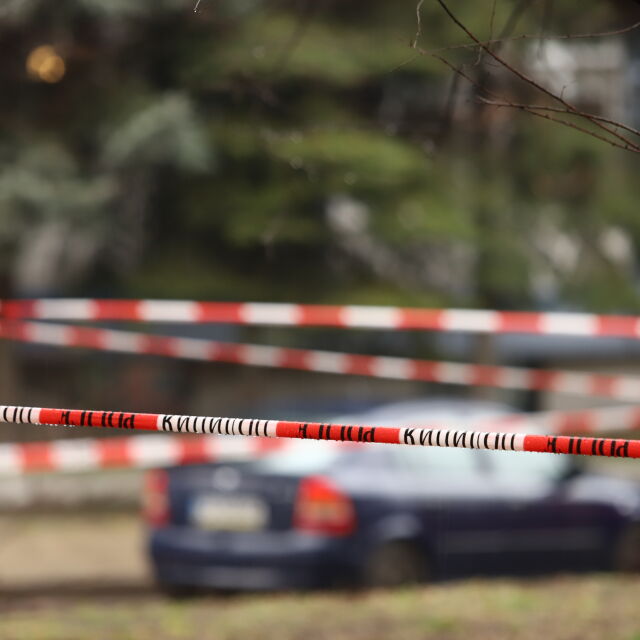 Мъж се барикадира в дома си в Бургас, разби бутилка в главата си