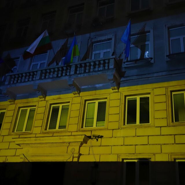 Сградата на Столична община е осветена в цветовете на Украйна