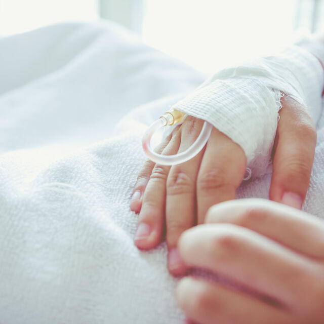 Бебе на 20 дни е прието в болница с жълтеница, изписаха го със счупен крак