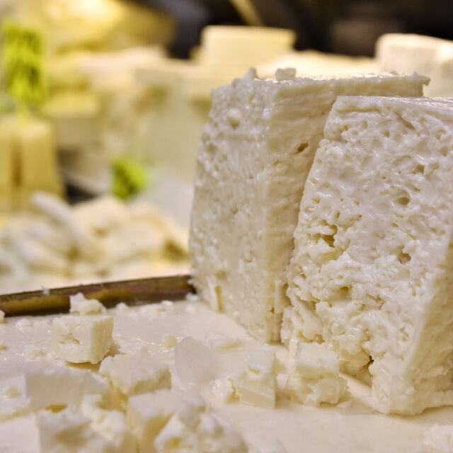 Цените на млечните продукти: Колко струва сиренето в Гърция, Испания и Франция?