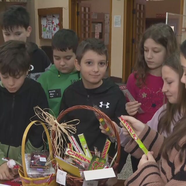 Деца от Бургас изработиха мартеници, за да помогнат на 7-годишния Стефчо да проходи отново