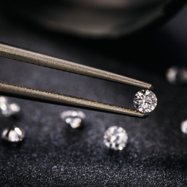 Швейцария забранява вноса на руски диаманти 