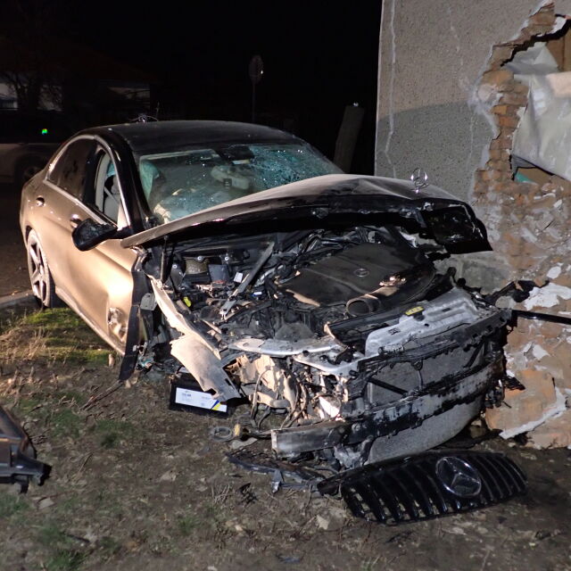 Кола се вряза в къща в Разградско, събори част от стена (СНИМКИ)