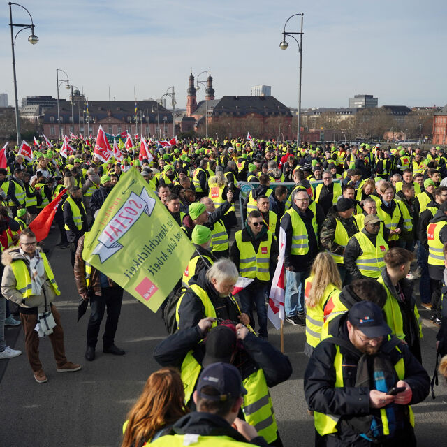 Общественият транспорт в Германия стачкува, милиони хора са засегнати