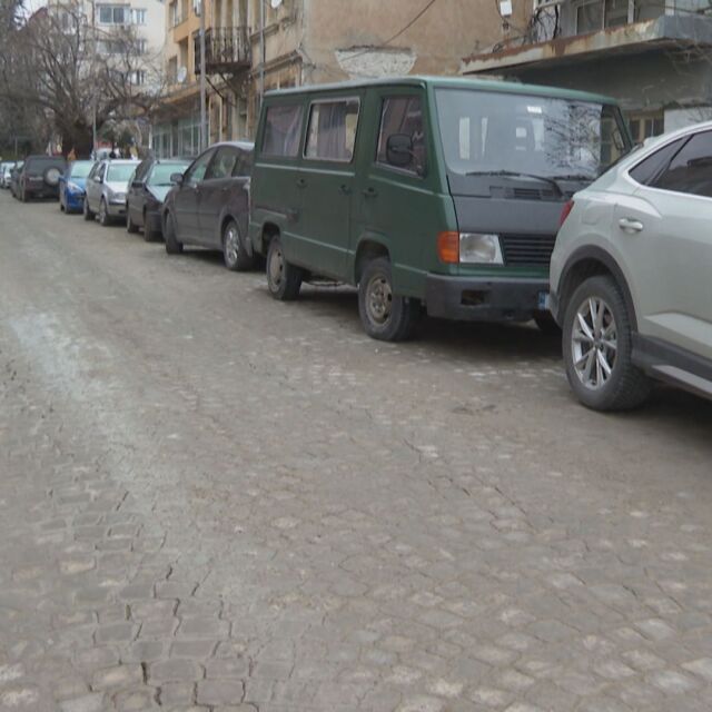 След ремонт за 120 000 лв.: Улица в Шумен отново пропадна