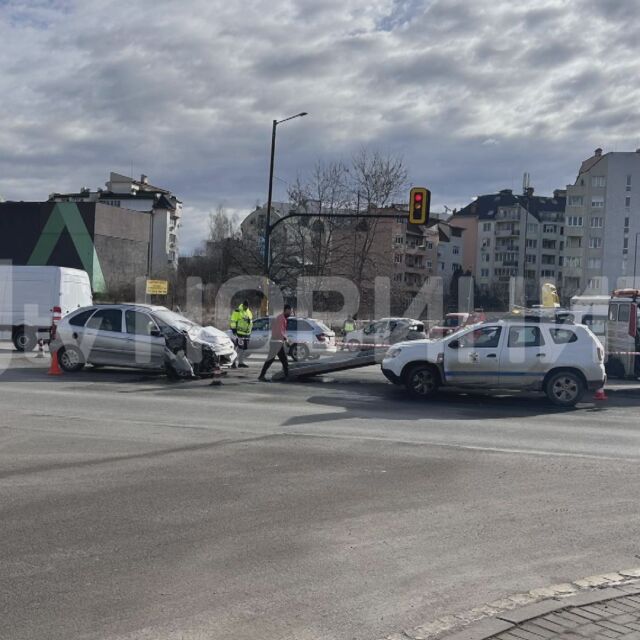 Пиян и дрогиран шофьор блъсна кола на светофар в София, има тежко пострадал (СНИМКИ)