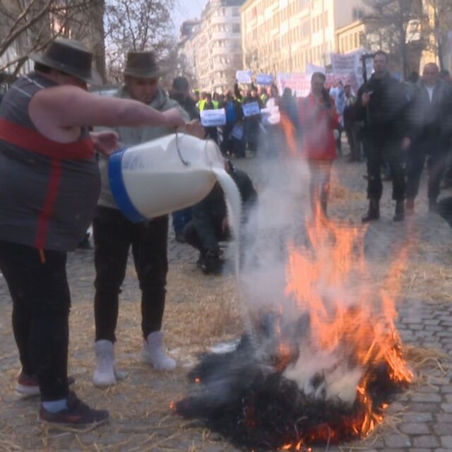 Протестите на производителите: Подпалиха слама пред земеделското министерство (ВИДЕО)