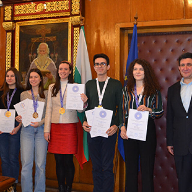 Красив ум: Българският отбор ученици спечели първо място на турнир за млади математици