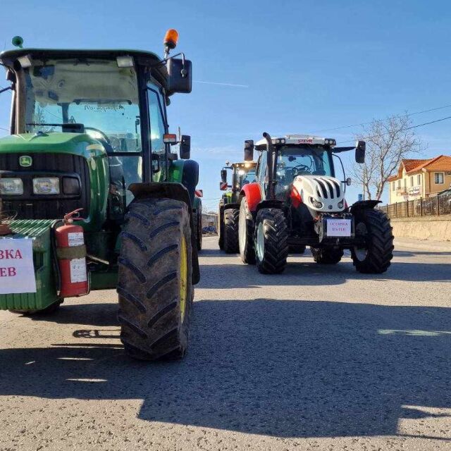 Блокирани подстъпи и изходи на магистралите: Фермерите удължават времето на протестите си (ГАЛЕРИЯ)