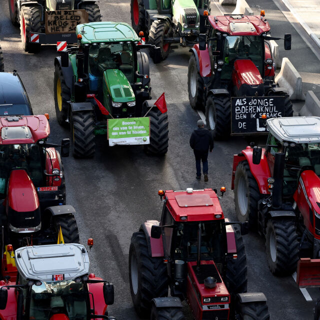 Продължават фермерските протести в Европа, ЕК - с крачка назад за пестицидите и вредните емисии