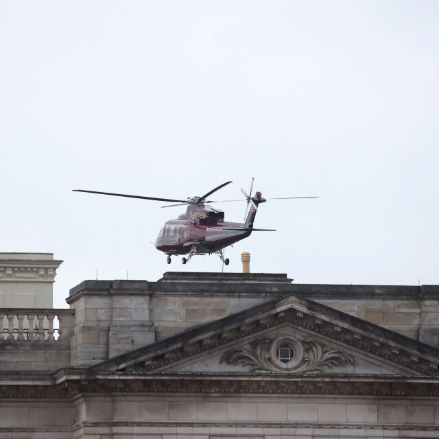 Хеликоптерът на краля кацна в Бъкингамския дворец, принц Хари е в Лондон