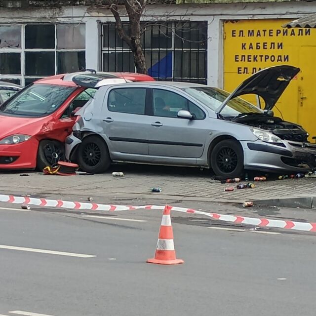 Кола се вряза в обект за бързо хранене в Стара Загора, има ранени (СНИМКИ)