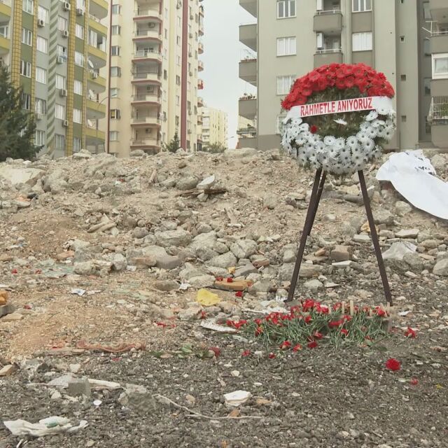 „Откриха цялото семейство прегърнати“: Сринати съдби в Турция след първата сграда, паднала за секунди