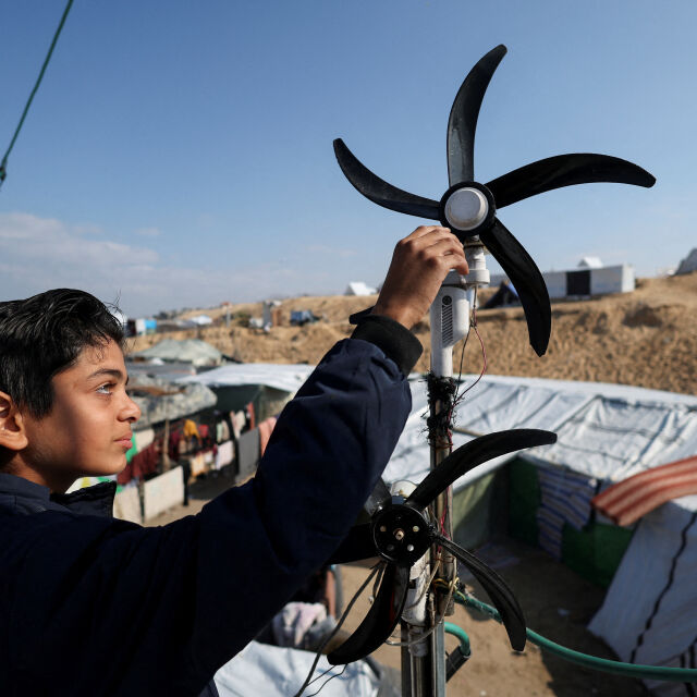 „Нютон от Газа“: Как дете произвежда електричество за палатката, в която живее (ВИДЕО)