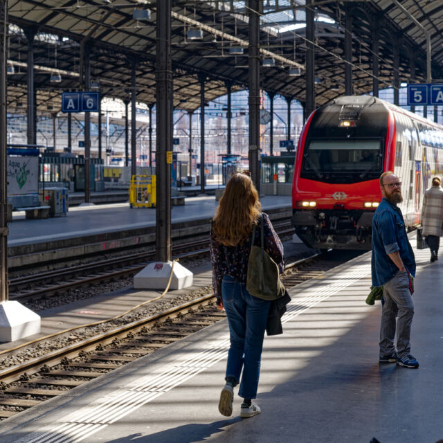 Въоръжен мъж с брадва взе заложници във влак в Швейцария