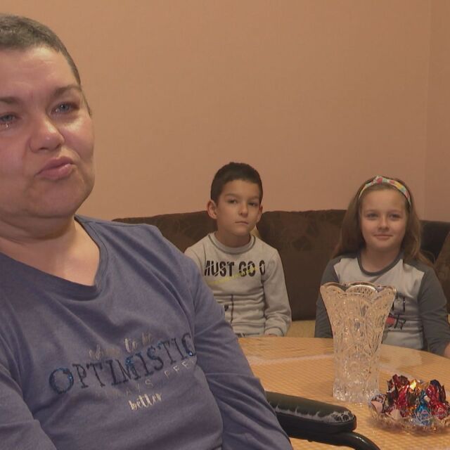 Да помогнем на Костадинка: Близнаци броят всяко изправяне на майка си от инвалидната количка