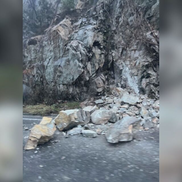 Огромни камъни се свлякоха на път Е79 пред автомобил (СНИМКИ)