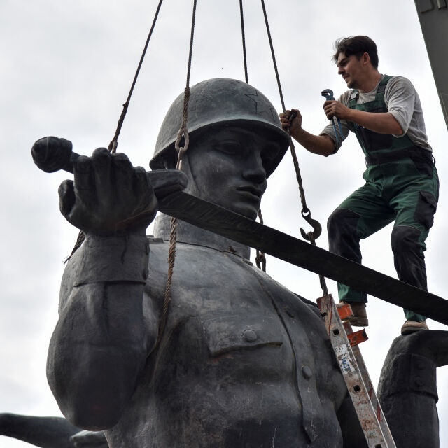 Русия обяви за издирване европейски премиер и политици заради „рушене на съветски монументи“