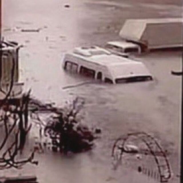Проливни дъждове в Анталия: Един загинал, отнесени коли и затворени училища (ВИДЕО)