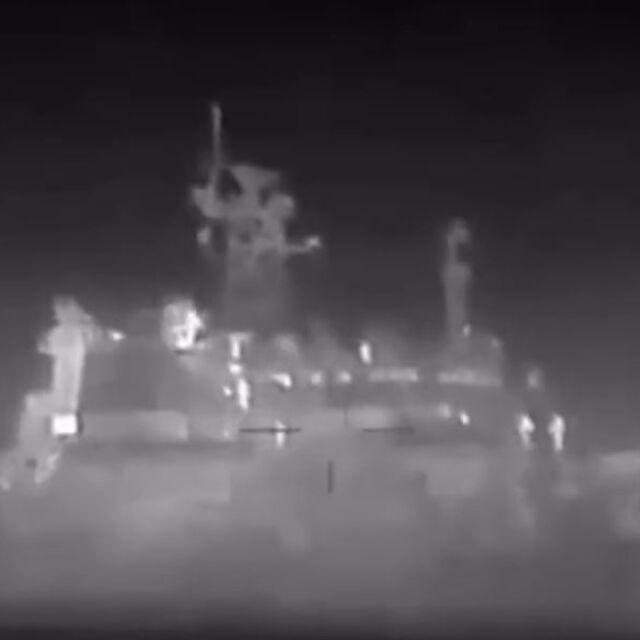Украински дронове атакуваха голям руски десантен кораб в Черно море
