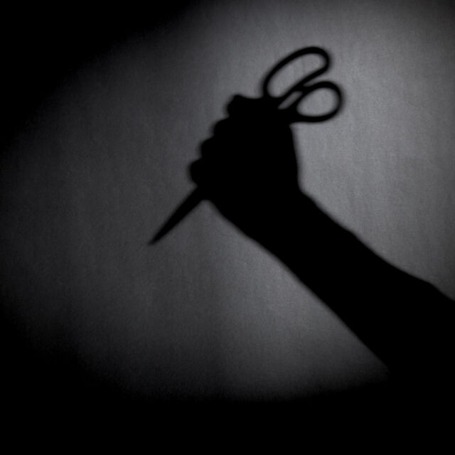„Татко, мама ти изневерява“: Жена нападна с ножици децата си, след като разкрили тайната ѝ