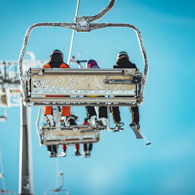 Дете падна от движещ се седалков лифт върху ски писта