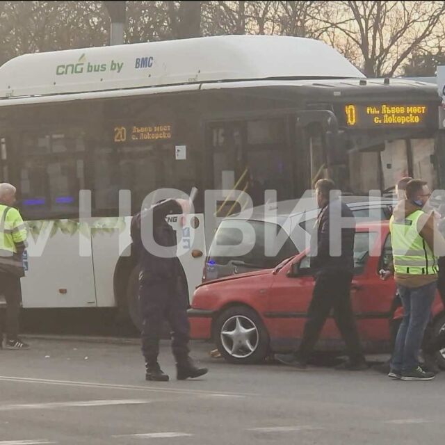 Катастрофа в София: Автобус №20 се е блъснал в три коли и е спрял в будка за цветя