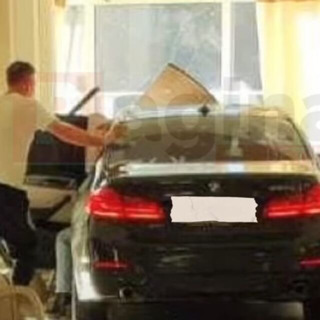 Помитайки маси и столове: Автомобил нахлу в ресторант в Румъния (ВИДЕО)