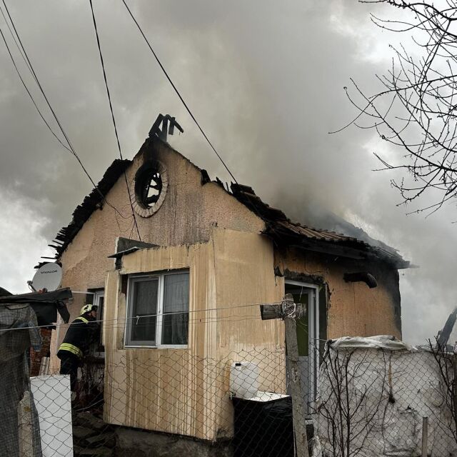 Пожар изпепели къща в Хасково, вътре са били майка и дъщеря