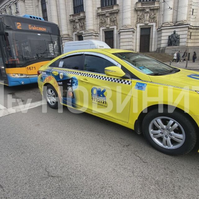Тролей и такси се удариха край Софийския университет, две жени са в болница