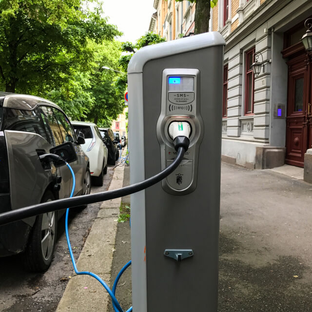 В Германия една на всеки 35 коли вече е електрическа, а колко са в България?