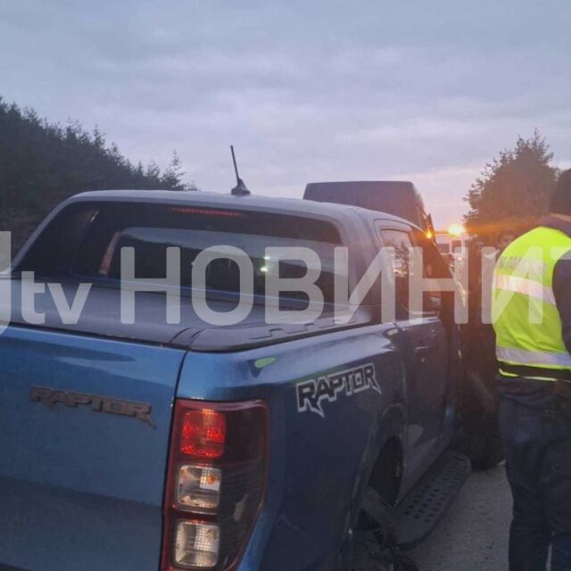  Гонка и лента с шипове: Хванаха мигранти на „ Тракия “. Шофьорът – без брошура и използвал дрога 