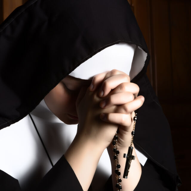 „Като Светата Троица": Свещеник кара монахини да участват в сексуални изживявания за трима