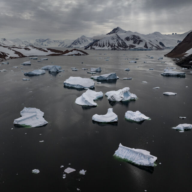 Учени с ново изследване: „Ледените неравности“ разкриват историята на топенето на Антарктика
