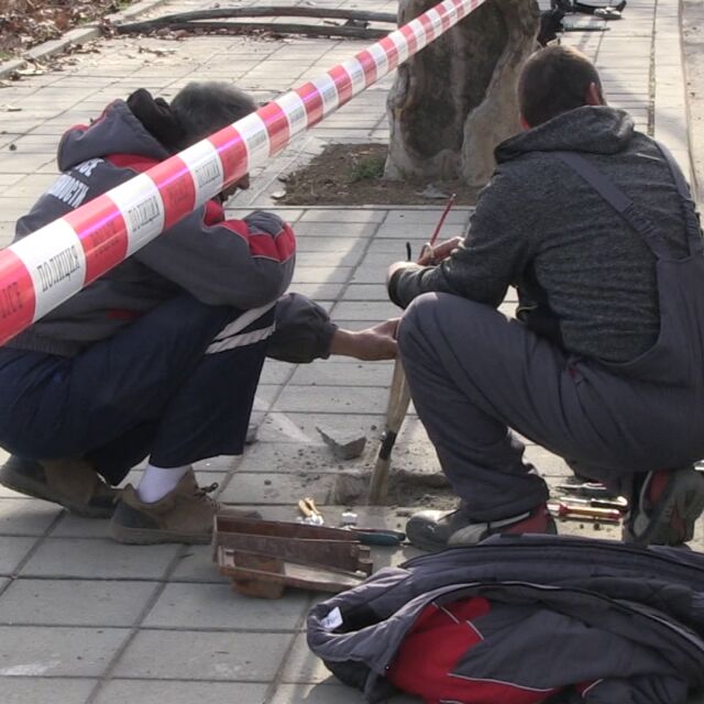 Блъсната на тротоар с двете си деца: 37-годишната майка е в изключително критично състояние