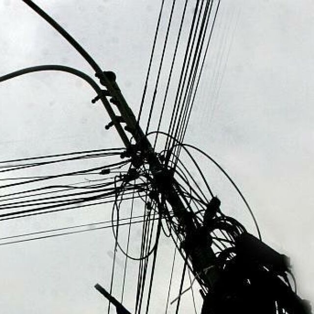 Пловдив започна премахването на висящи кабели