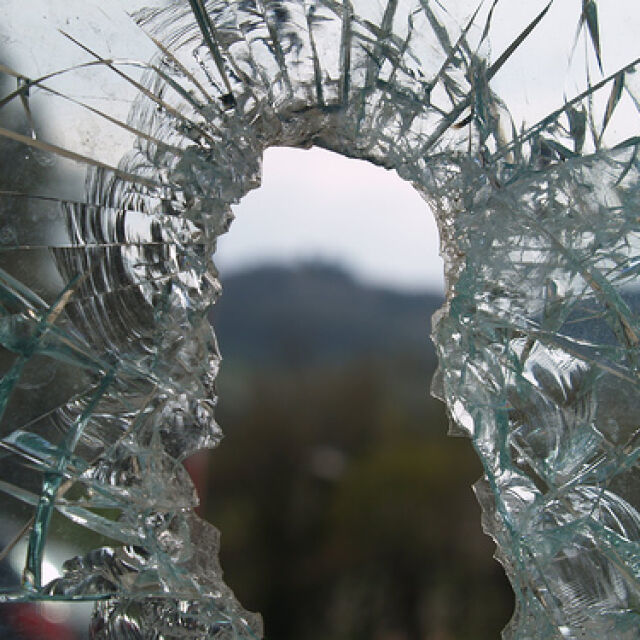 Разбиха с камъни предното стъкло на автобус в София