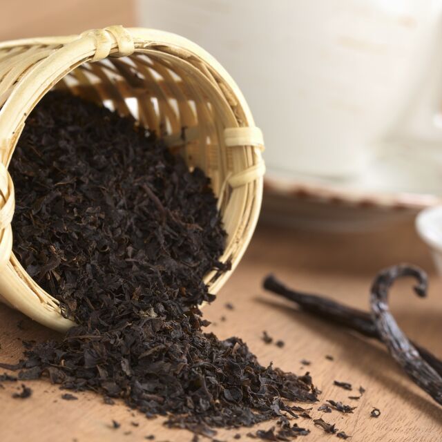 Черен чай - намалява косопада и потъмнява косата