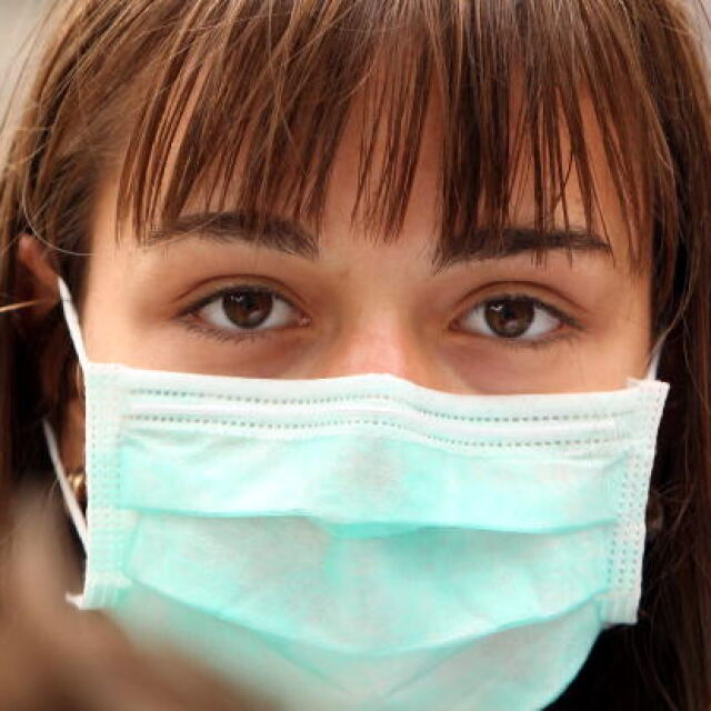 Лекари: Маската е бариера за вируси и бактерии, но не и за мръсния въздух