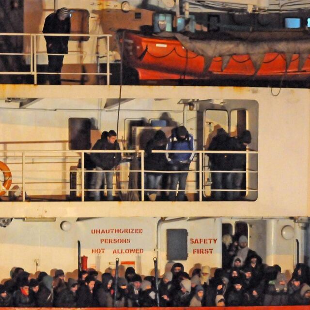 Кораб без екипаж и двигатели и с 450 имигранти на борда пътува към бреговете на Италия