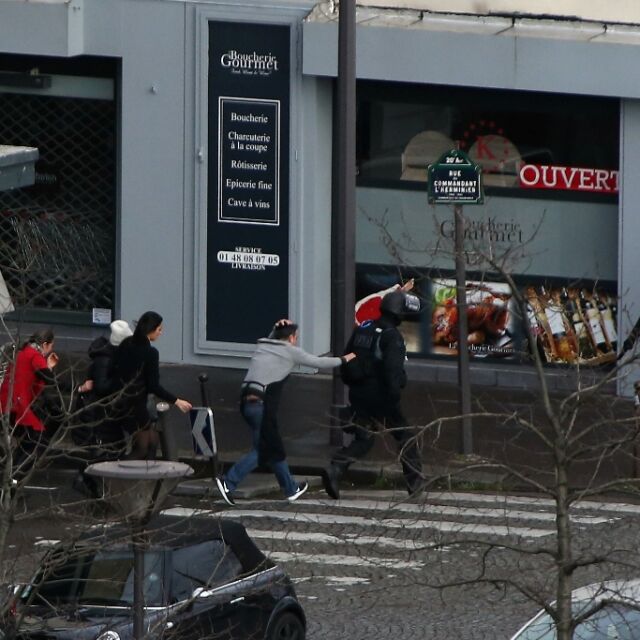 Въоръжен държи заложници в еврейски магазин в Париж