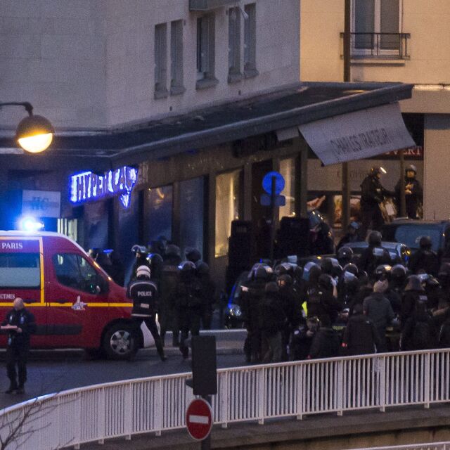 Четирима заложници от магазина в Париж са убити