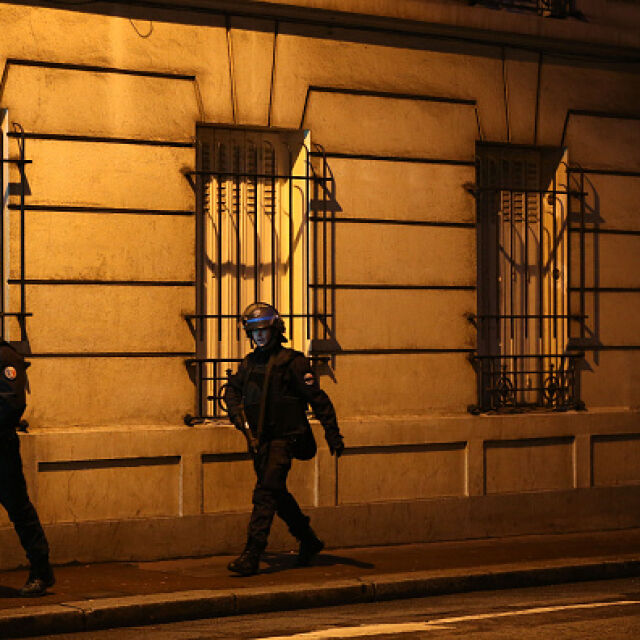 В Париж остава в сила най-високата степен на тревога