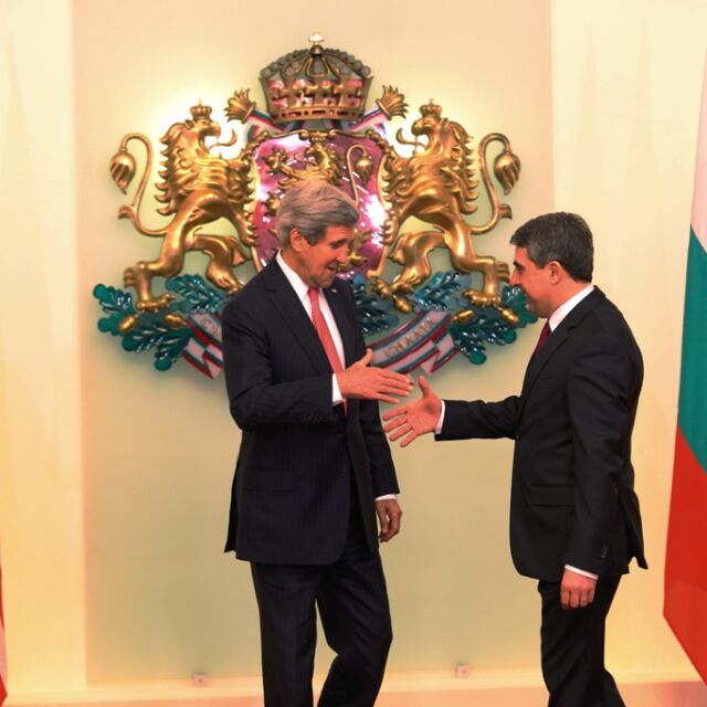 Държавният секретар на САЩ Джон Кери пристигна в България