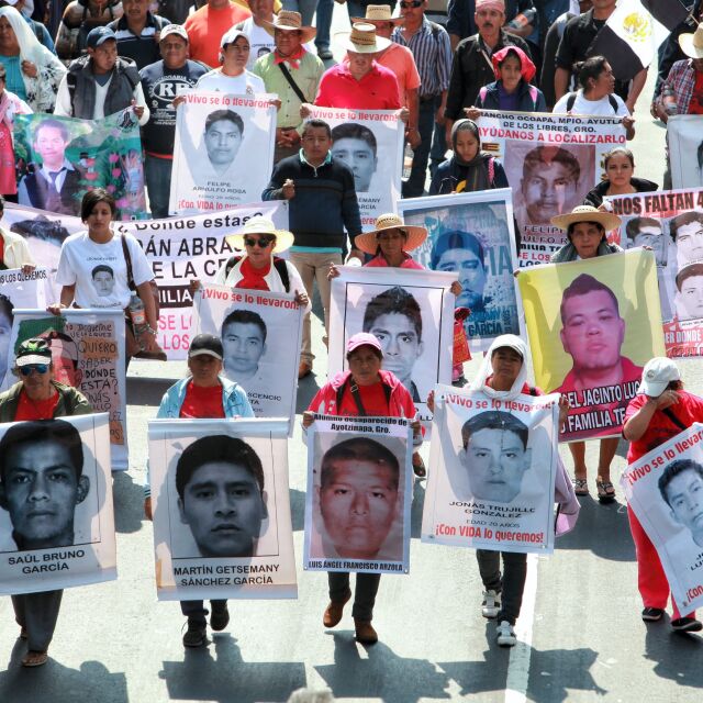 Протест отбеляза 4 месеца от изчезването на 43-те мексикански студенти (СНИМКИ)