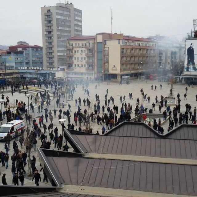 Безредици в Прищина: Хиляди искат оставката на министър сърбин