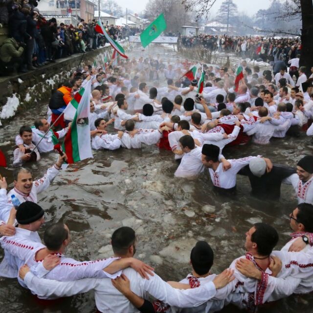  Калоферци се приготвят да влязат в ледените води на Тунджа 