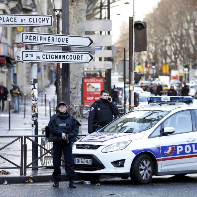Мъж атакува полицейско управление в Париж (ВИДЕО)