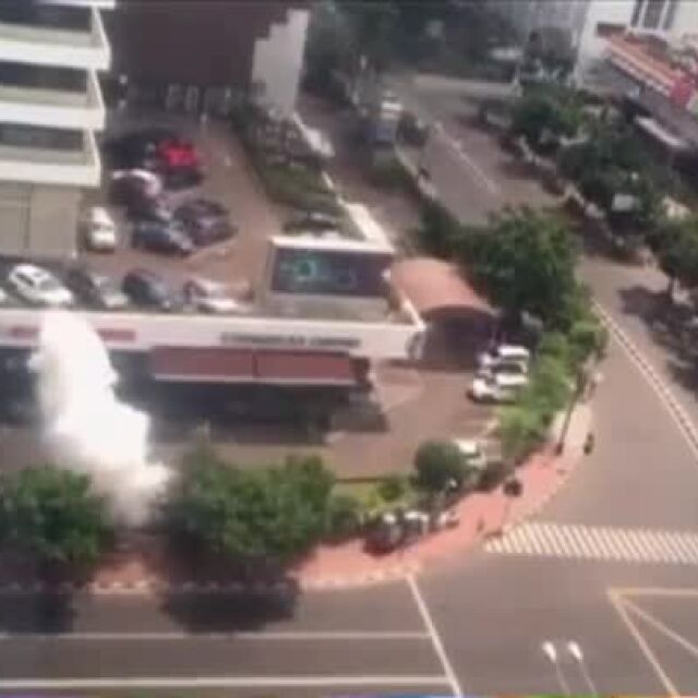 Аматьорско видео показва един от взривовете в Джакарта